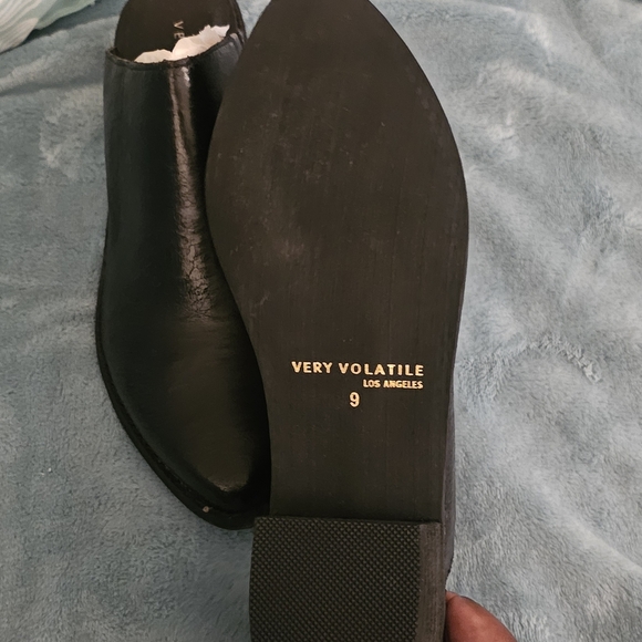 Very Volatile Shiny Black Mules - Picture 5 of 6